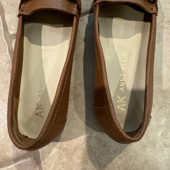 New without tags Anne Klein tan loafers. - Picture 5 of 5